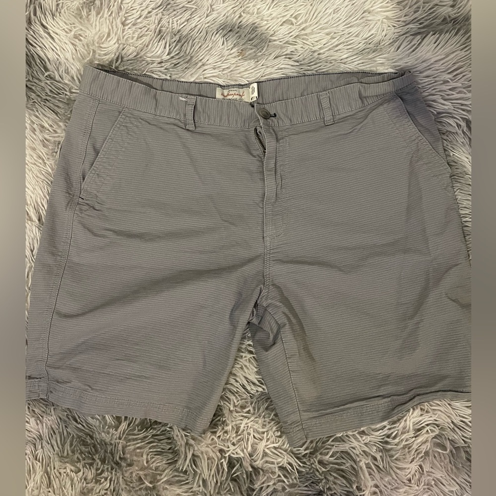 Men’s Weatherproof Vintage Grey shorts. Size 40.